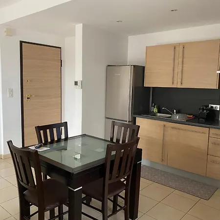 Superbe Avec Parking Prive, Proche Commerces Et Apartment *