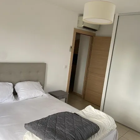 Superbe Avec Parking Privé, Proche Commerces Et