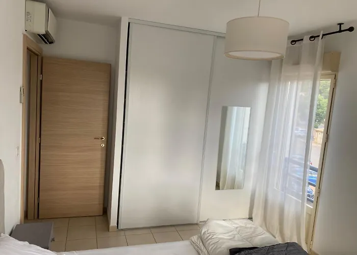 Superbe Avec Parking Prive, Proche Commerces Et *