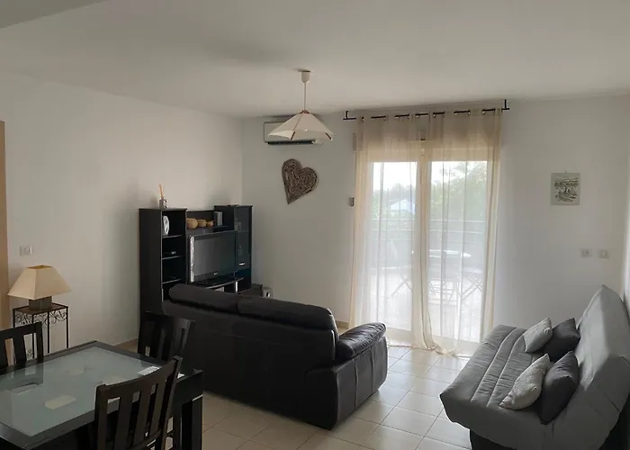 Superbe Avec Parking Privé, Proche Commerces Et Lucciana (Corsica)
