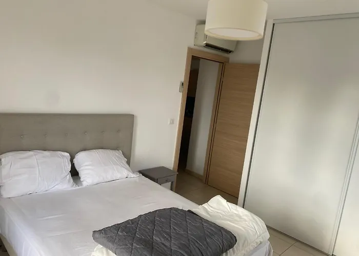 Superbe Avec Parking Privé, Proche Commerces Et